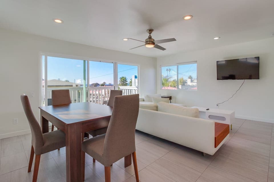 Living room, dining area and ocean views!