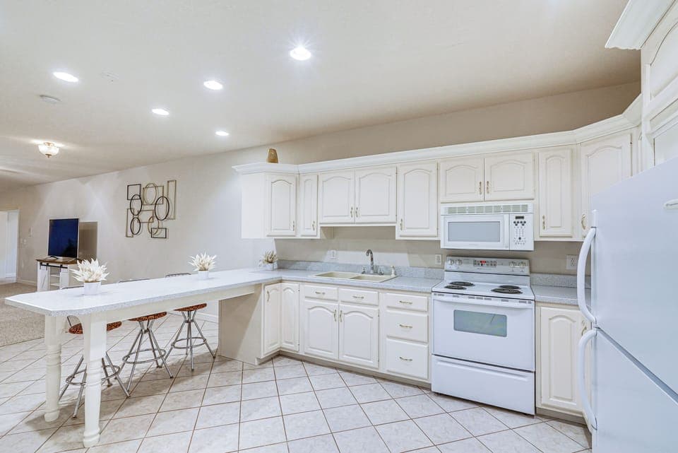 Kitchen | Dining Bar