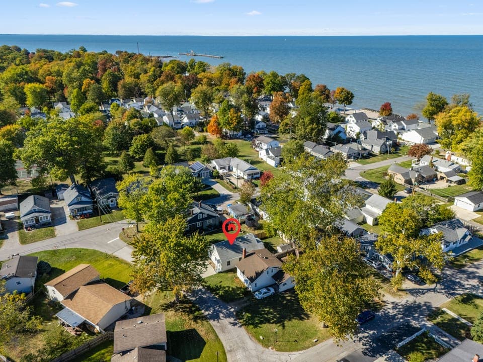 1 1/2 blocks to beach & 7 minute walk to  downtown Vermilion