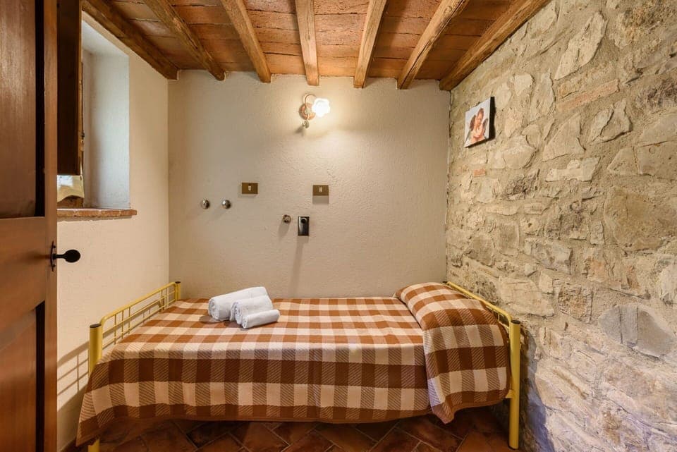 Wall, Furniture, Bedroom, Interior Design, Bed, Flooring, Wood, Ceiling, Floor, Room