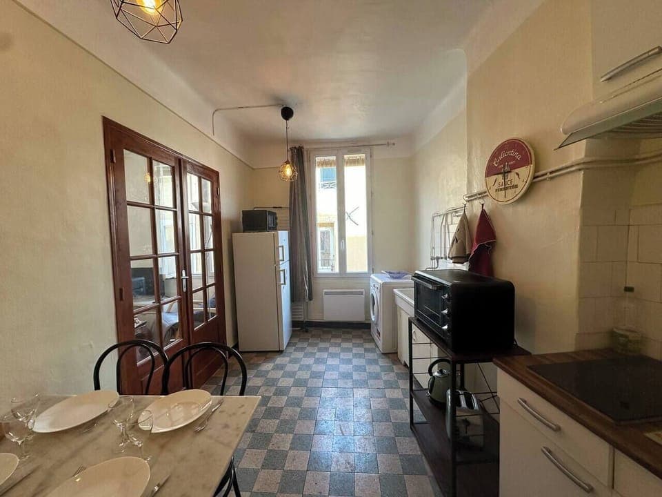 kitchen, oven, dining table, fridge, washing machine (1)