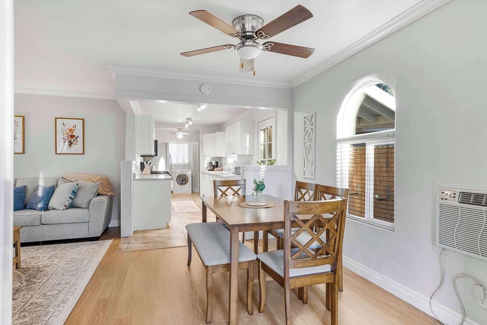 Dining are and full kitchen