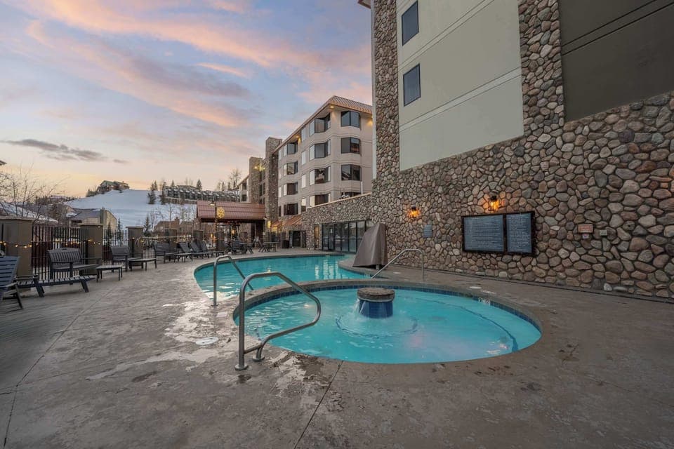 【Hot Tub — Summer】Open deck and warm-weather soaking after a day of hiking or biking