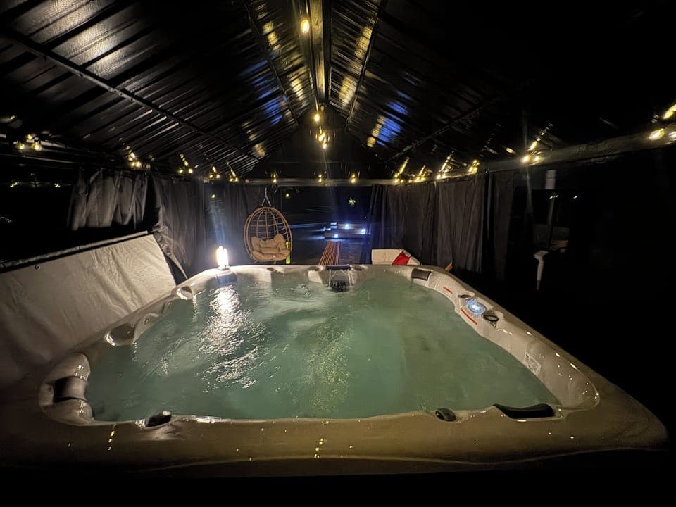 Indoor spa tub