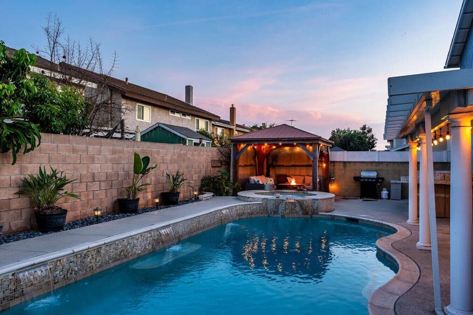 Welcome to the Sunshine Pool House!!