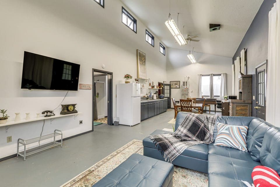 Living Room | Free WiFi | Central A/C | Electric Heating | Smart TV