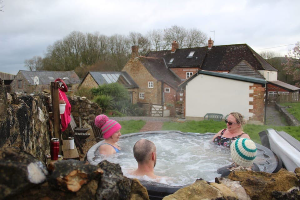 Private Hot Tub / Jacuzzi & Outdoor Garden Area 