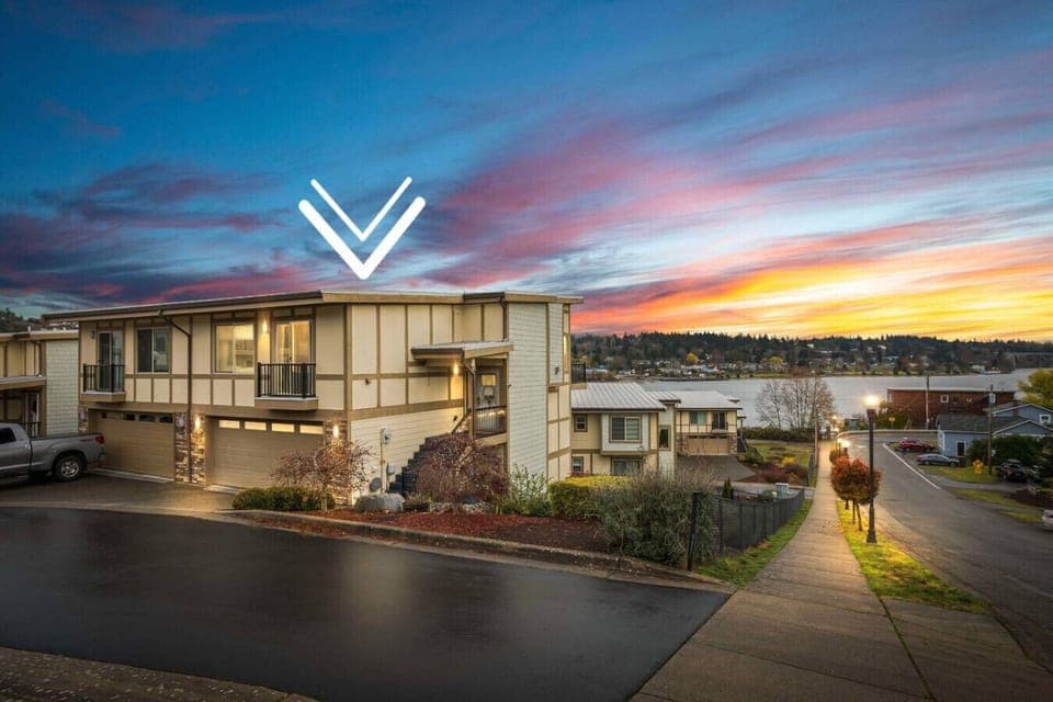 Great corner unit without an adjacent building, so you can take in more of those views!