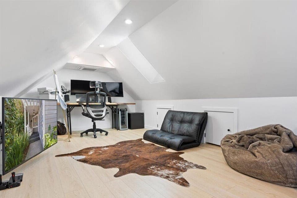 Bonus room with office space and futon