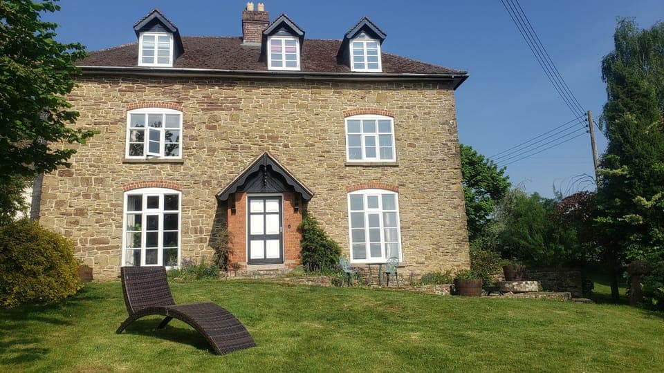 7 Bed rural farmhouse with large private garden
