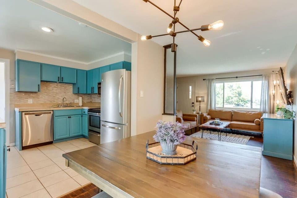 Fully Stocked Kitchen with Eat-In Table