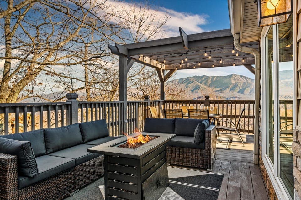 Gather around the fire pit on this mountaintop deck and watch the sun dip behind the peaks—pure relaxation with front-row seats to the Smokies.
