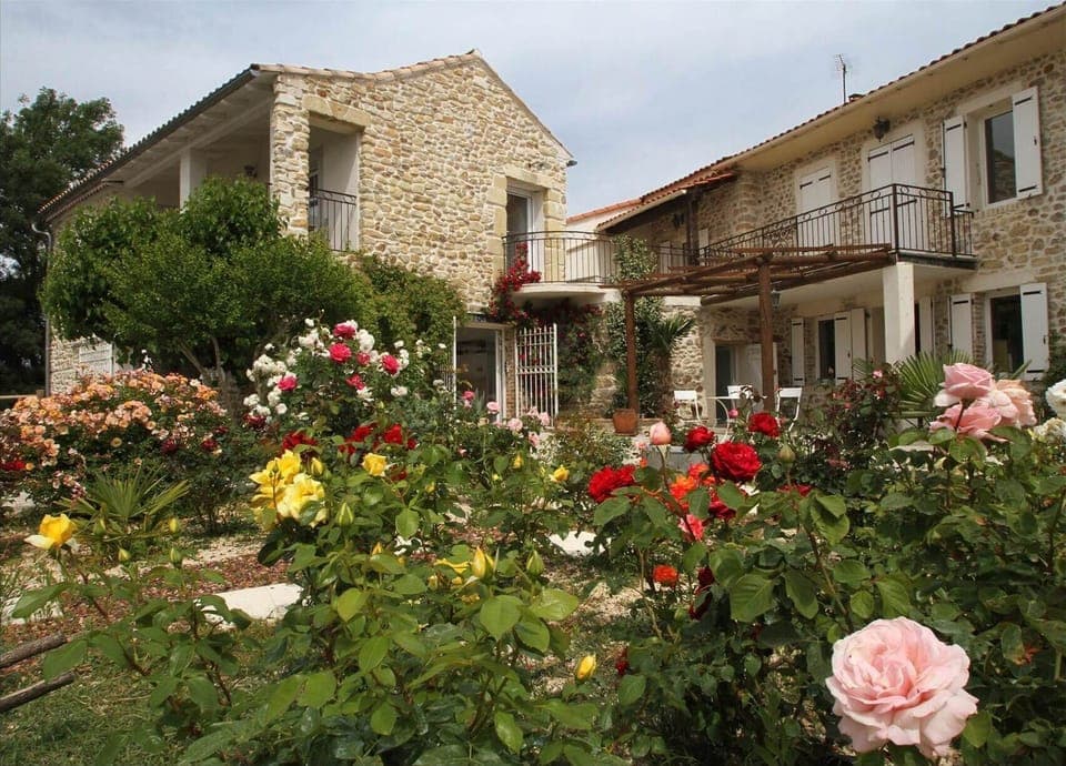location saisonniere piscine spa calme detente nature parc riviere gard occitanie