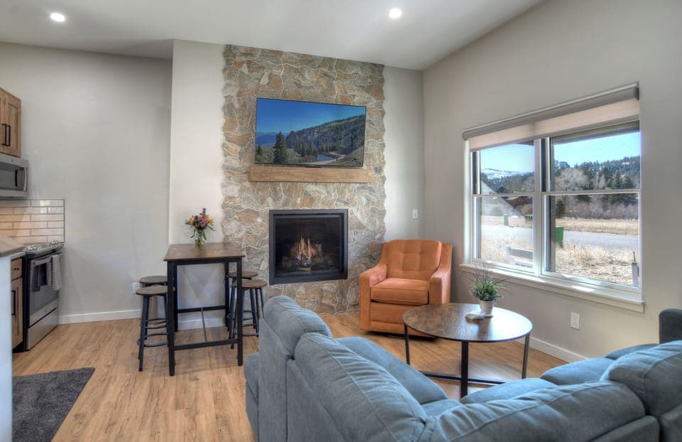 Living room - Vista355B living room with mountain views, gas fireplace and SmartTV.