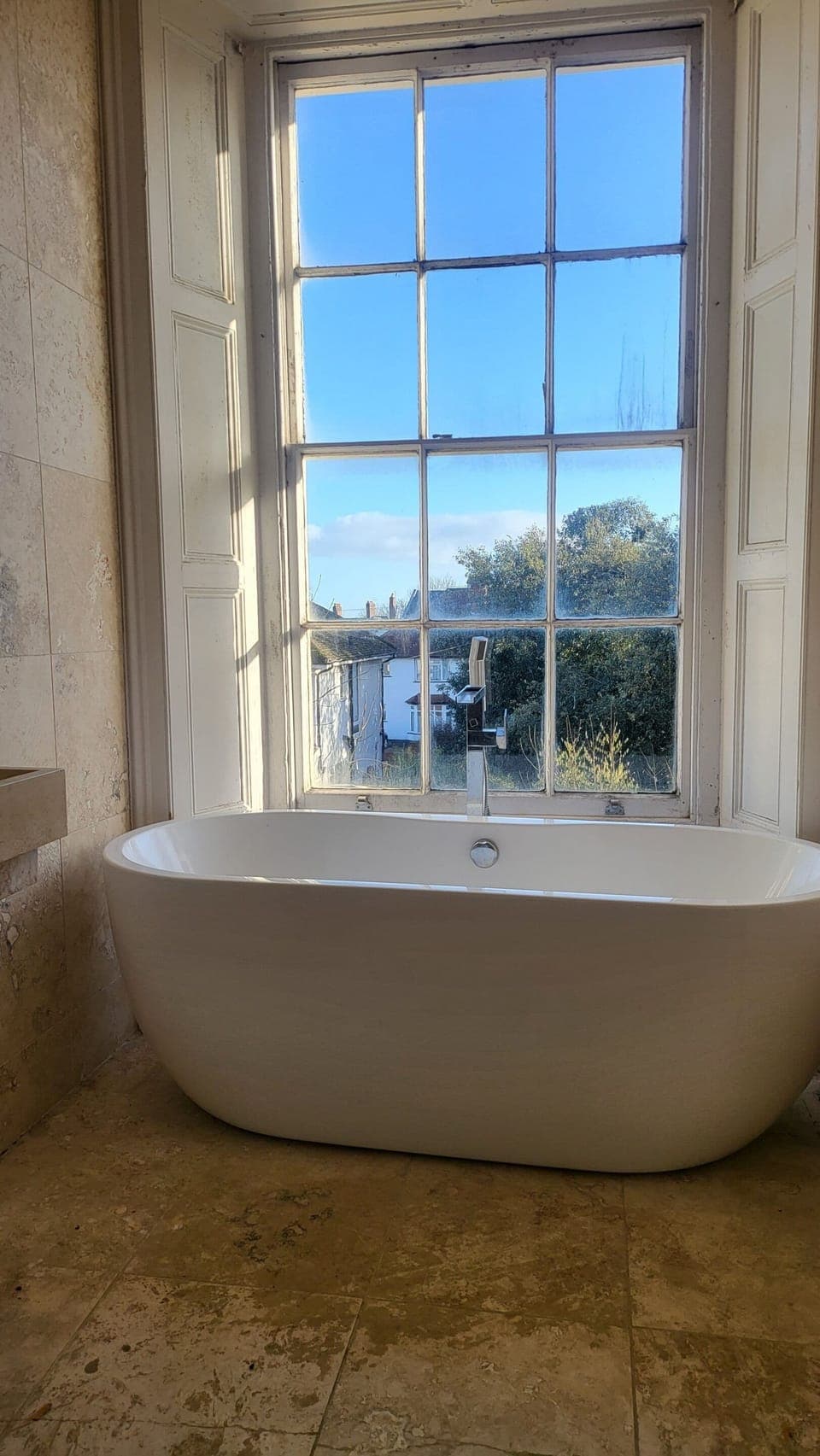 Ensite roll tub bathroom