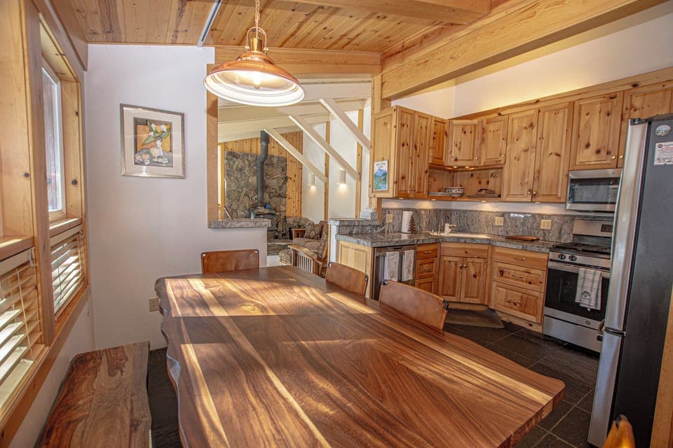 KT 22 VIEW - Dining Area