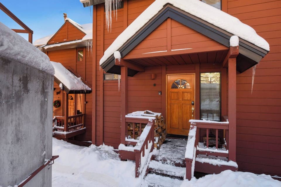 0.5 miles from Olympic Valley, 10 mins from Alpine Meadows