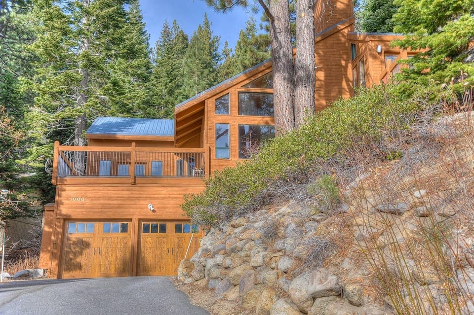 10 min drive to Diamond Peak Ski Resort