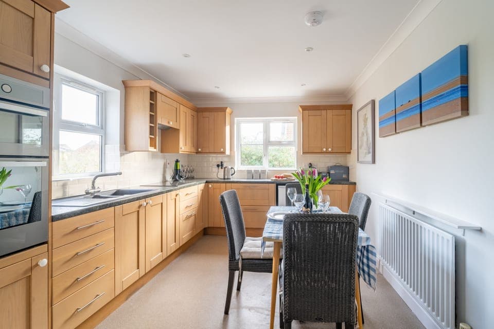 Windy Ridge: Well-equipped kitchen with dining table