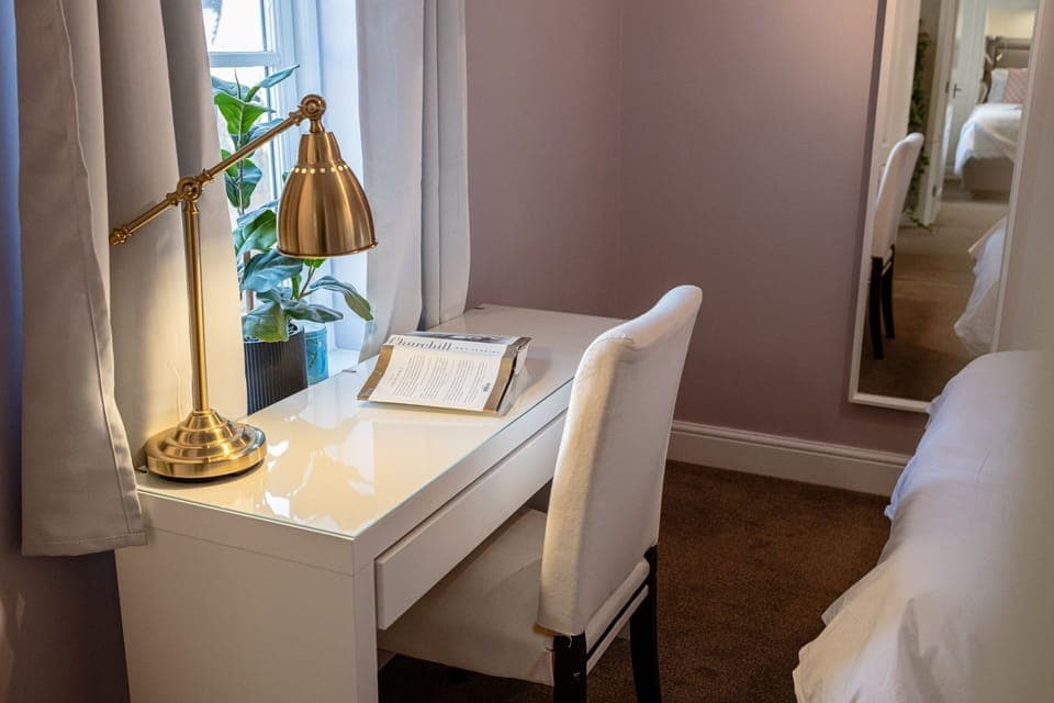 Blenheim Corner Bedroom 3 - StayCotswold