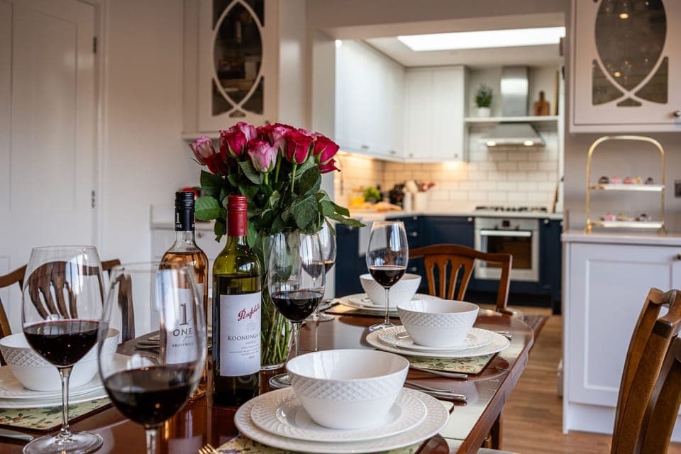 Blenheim Corner Dining Room - StayCotswold