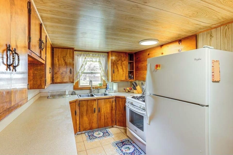 Full Kitchen with everything needed for all Short term and long term stays 