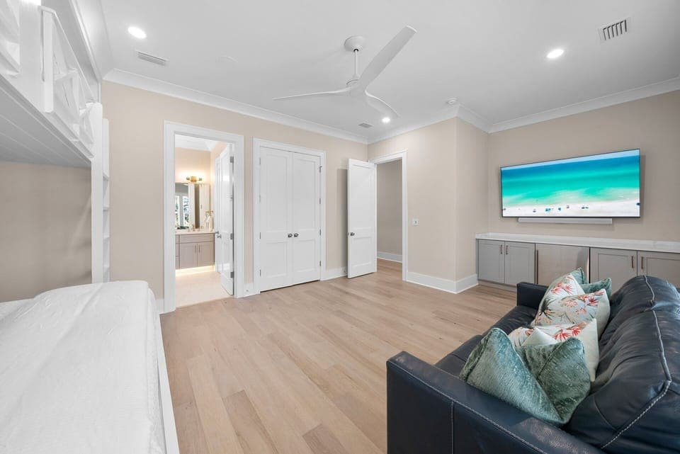 Laguna Beach House | King Over Queen Built-In Bunks | Wet Bar | 2nd Floor | Sleeps 6