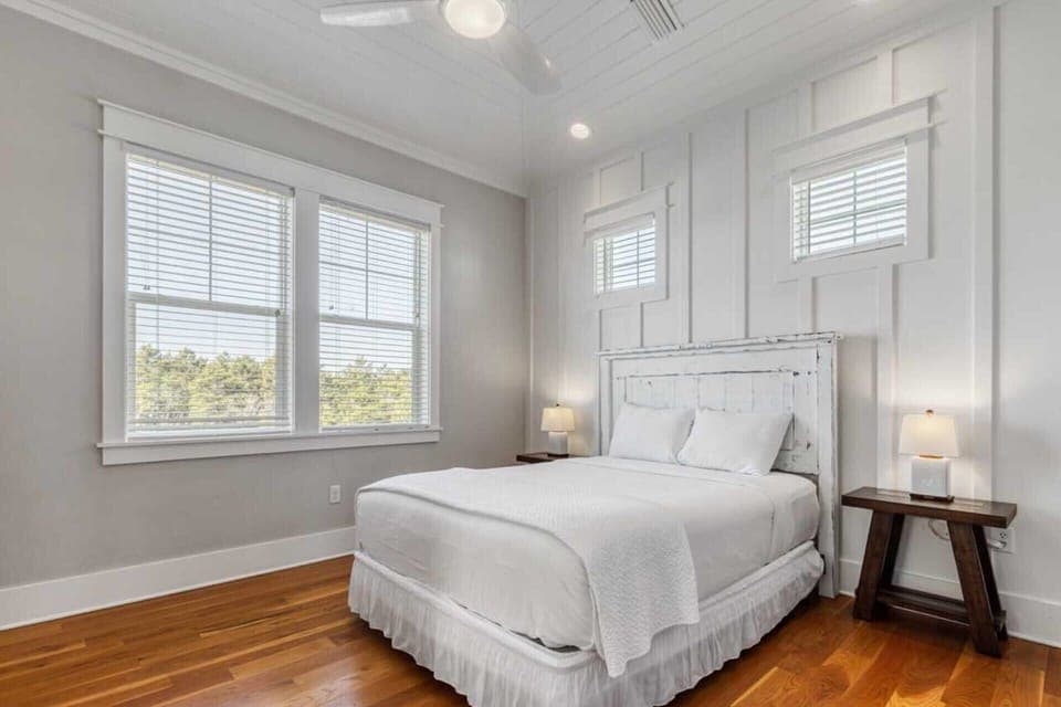 Bedroom 4: Queen bed, third floor
