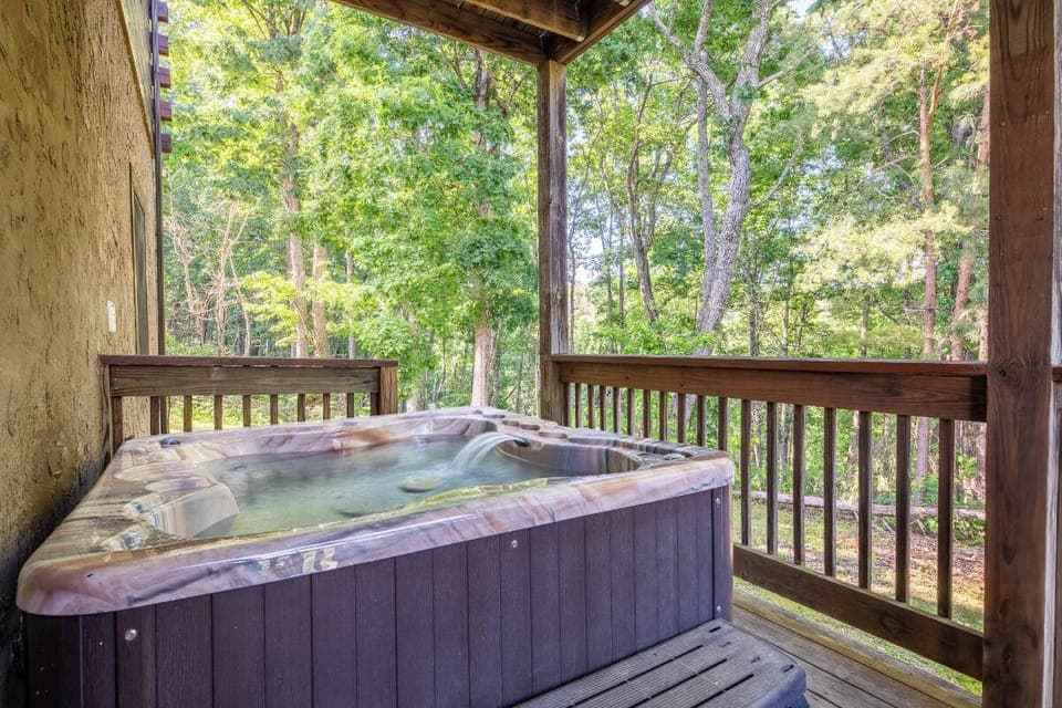 Misty Mountain Treehouse's bubbling hot tub