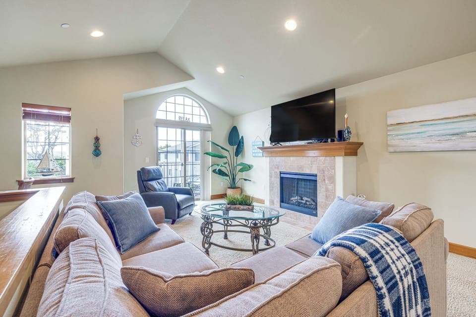 Lincoln City Vacation Rental | 2BR | 2.5BA | 1,250 Sq Ft | Stairs Required