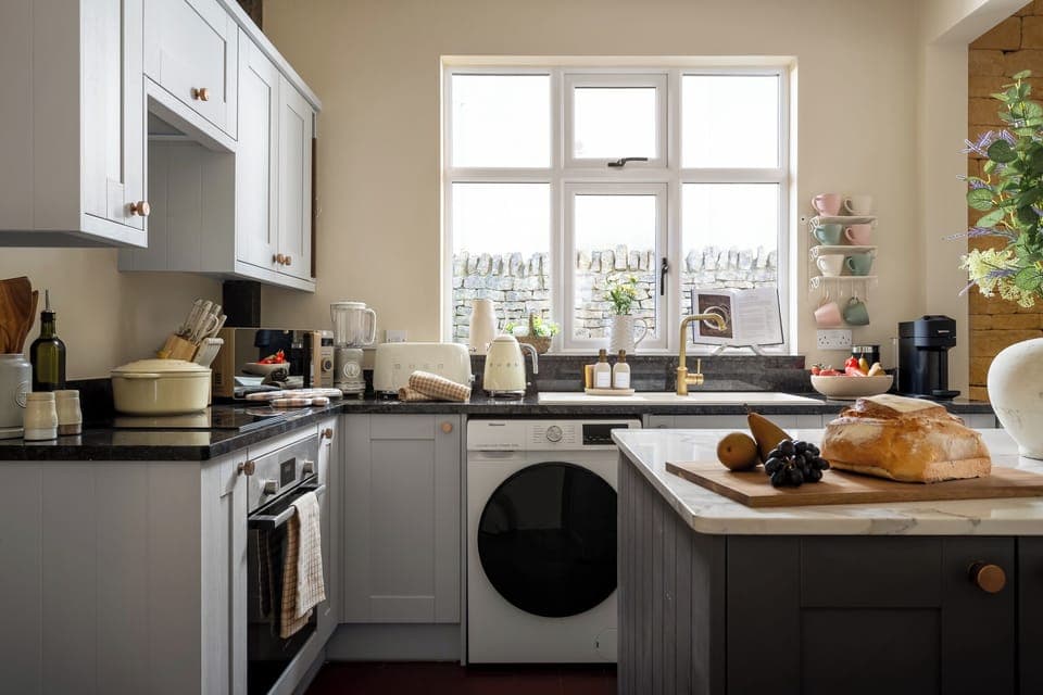 27 - East Cottage - WR12 7AT - Web