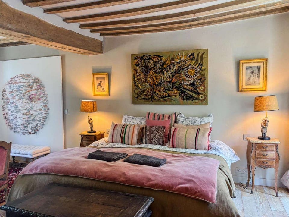 A cozy and elegant room with a comfortable king-size bed, exposed beams, and artistic décor.
A warm atmosphere for peaceful nights at the Manor.
Ideal for relaxation and rejuvenation.