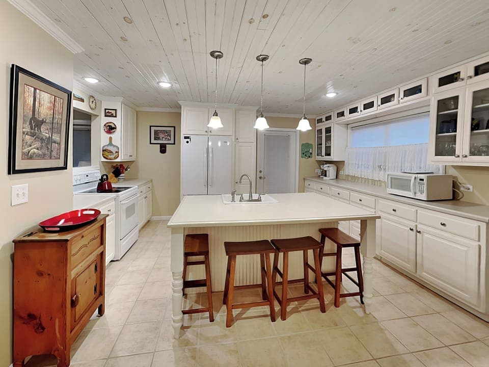Breakfast Bar, Seating for Four