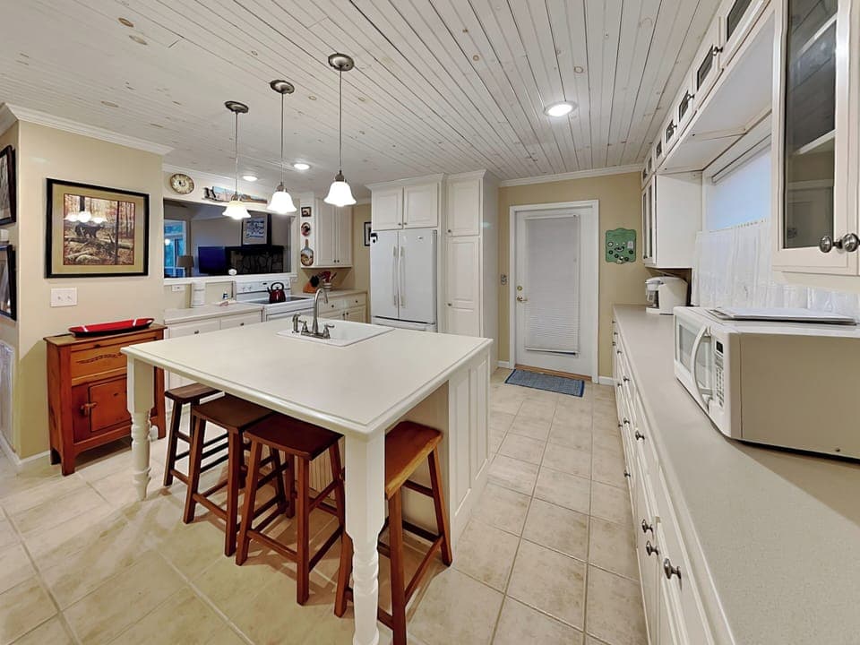 Fully Equipped Kitchen, First Floor