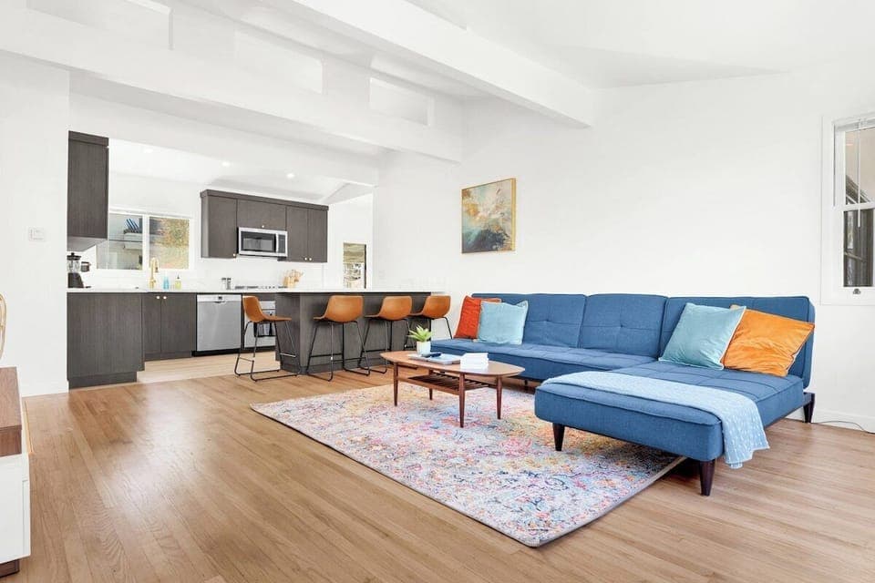 Huge open plan living area, newly remodelled chefs kitchen. With an abundance of natural light.
Comfy new designer furniture throughout.
Our beach home is just two short blocks to one of the best surf breaks in Southern California.