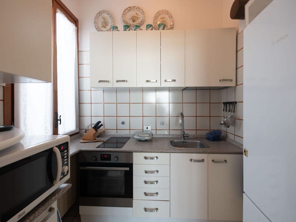 Kitchen Appliance, Kitchen, Countertop, Cabinetry, Major Appliance, Interior Design, Flooring, Wood, Furniture, Home Appliance