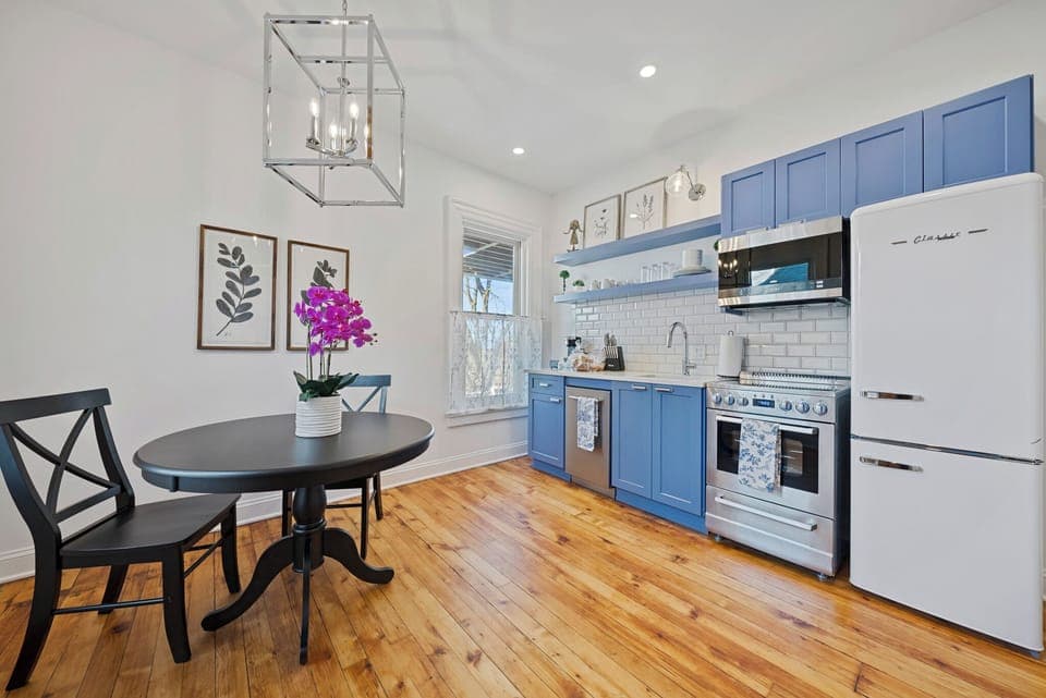 Dining & Kitchen Area