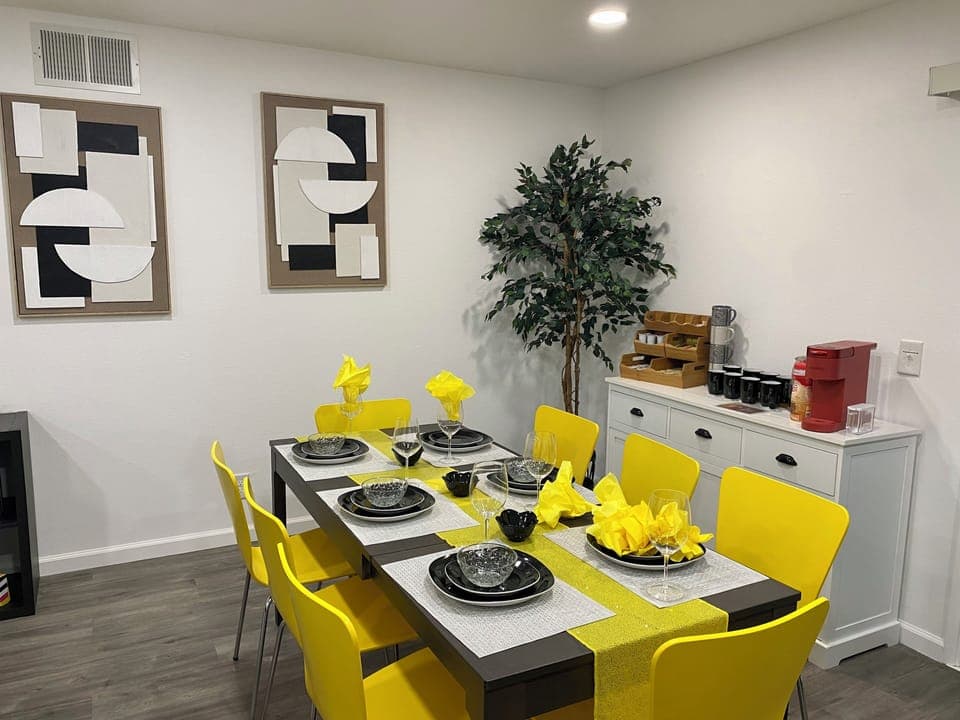 Stylish dining with a coffee or tea after your meal!