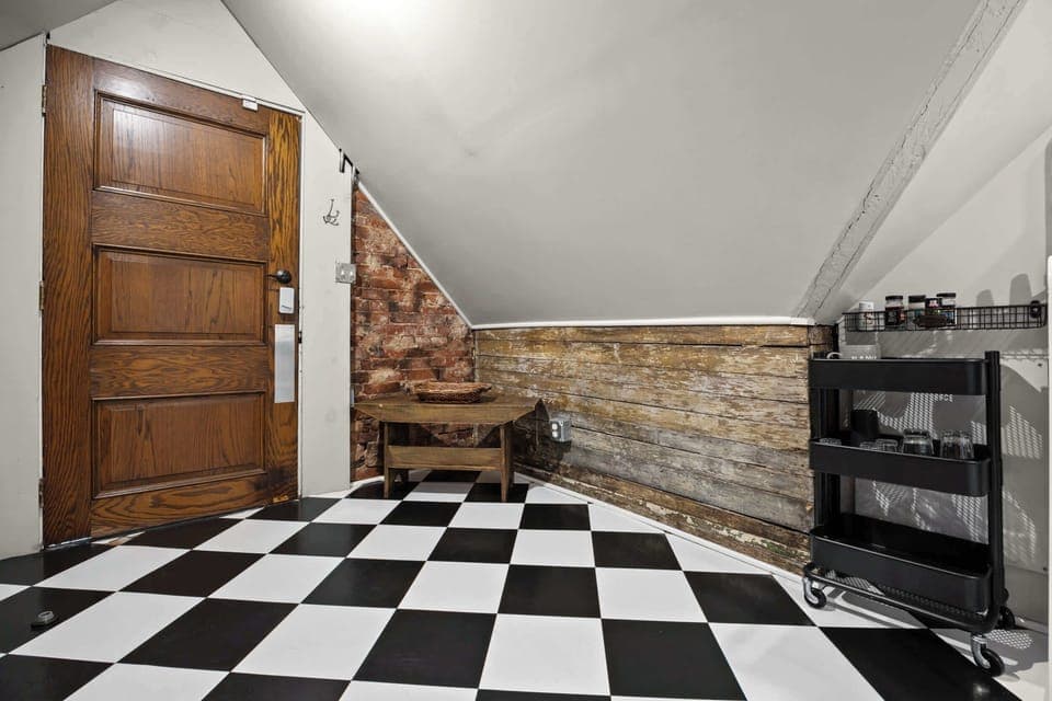 Kitchen: Well-equipped kitchen with a chic design, ideal for preparing meals and entertaining.