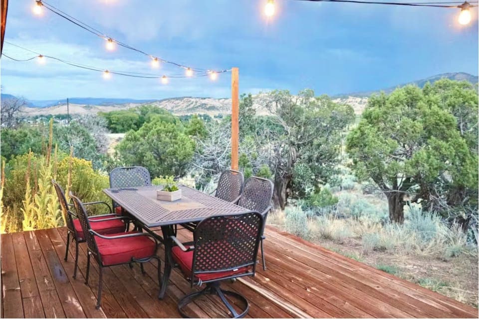 Peaceful Mountain Home on 20 acres - epic views!