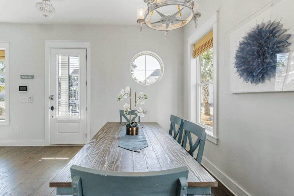 Dining area: Main floor, seating for 6, barstools at kitchen island