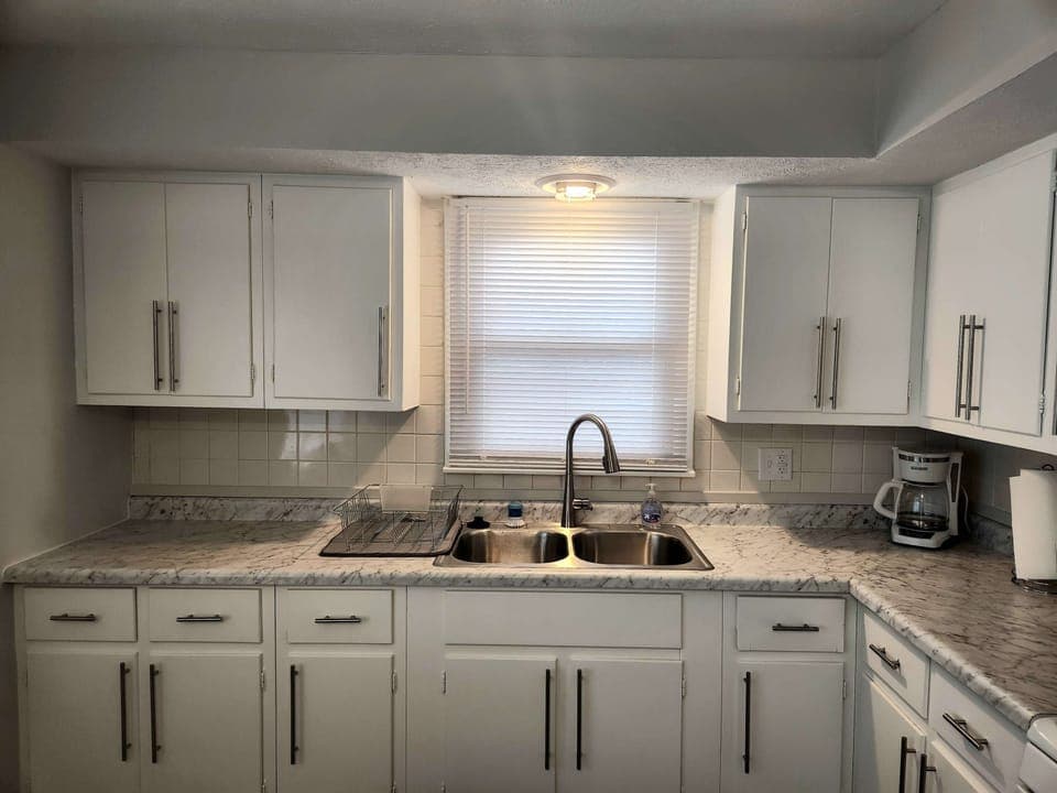 Full size eat-in kitchen and dining area