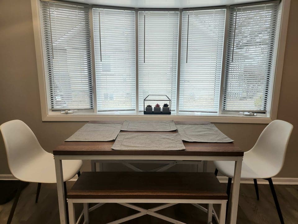 Full size eat-in kitchen and dining area