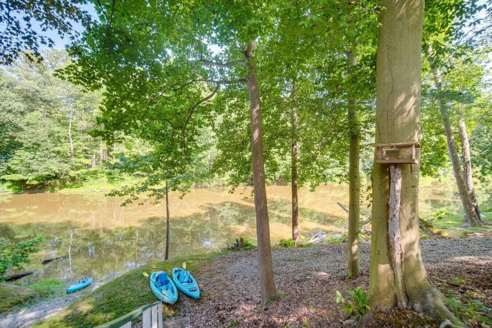 Welcome to Earth's River Retreat! Grab a kayak and explore the beautiful waters of Grand River, just steps from your doorstep.