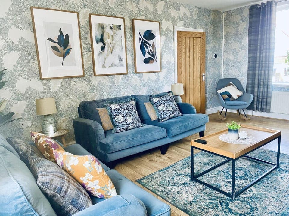 [Living room] ★ "Great place, tastefully furnished, and well maintained."