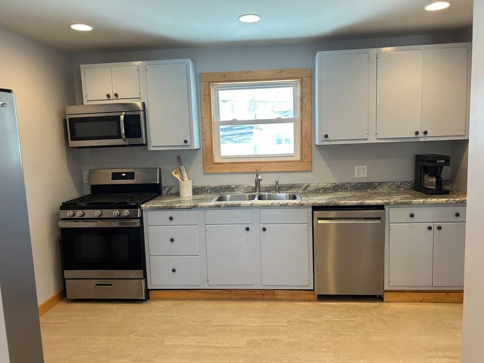 Full, furnished kitchen