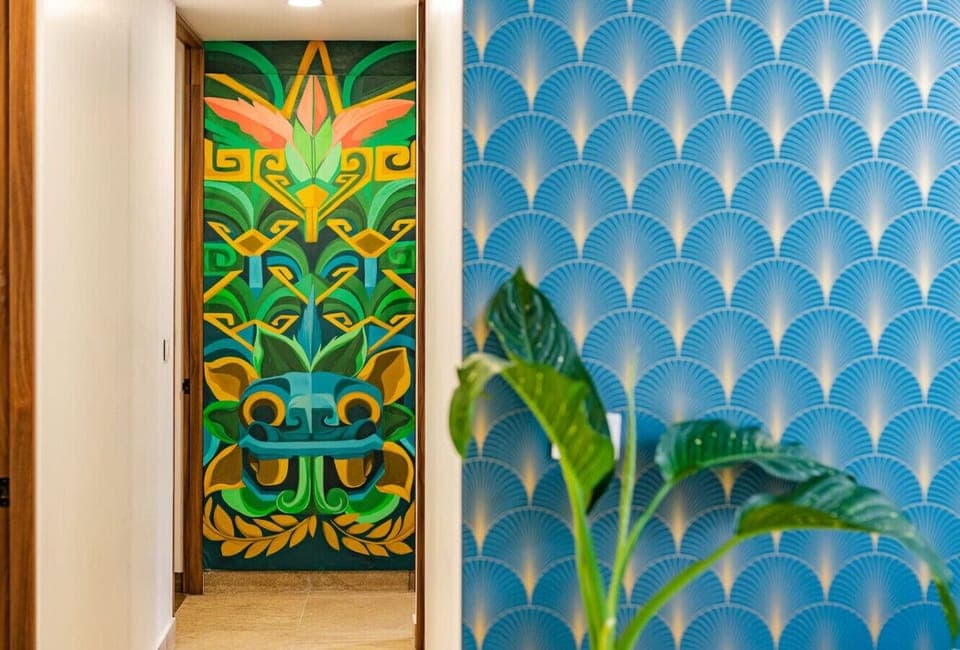 Discover bold art around every corner. Your Condesa journey unfolds.