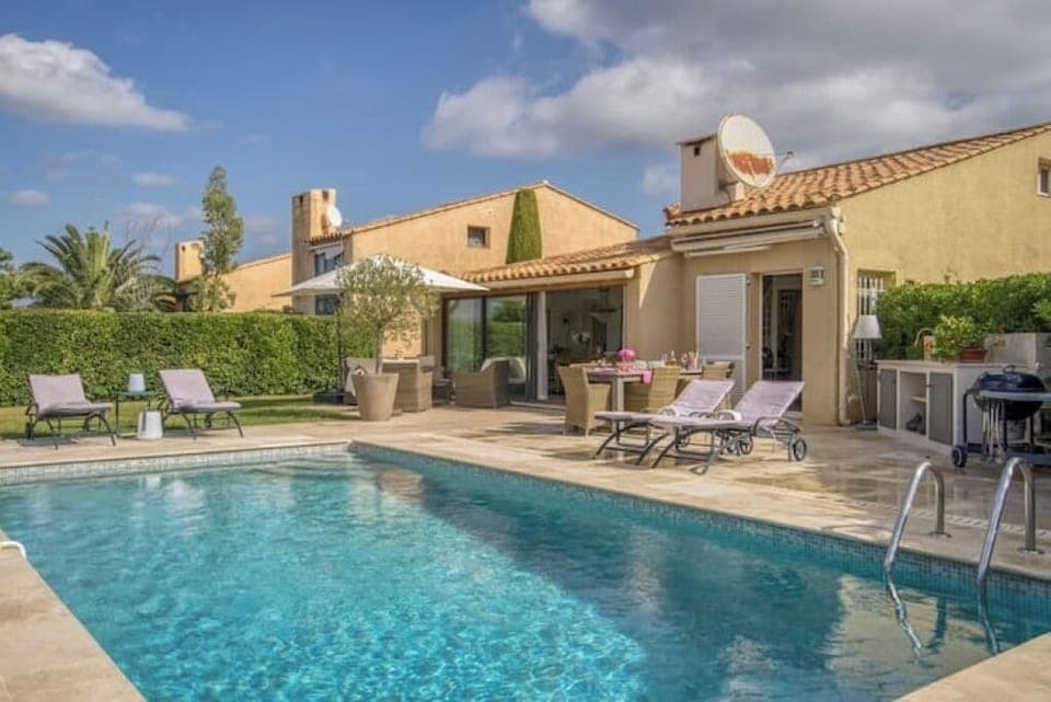 Sjarmerende hus med privat basseng og hage