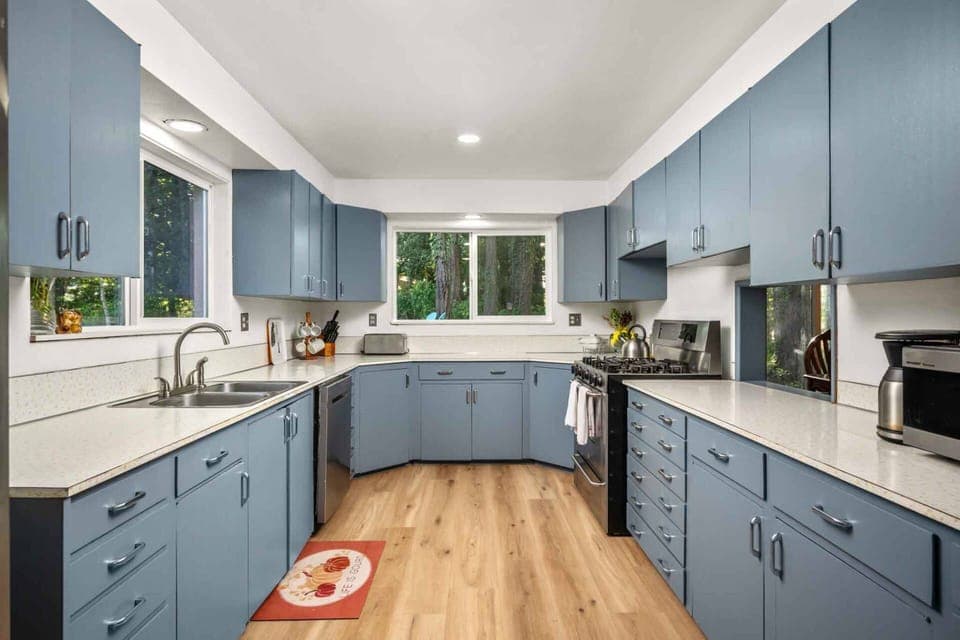 Cook delicious meals for breakfast, lunch, and dinner in this fully equipped kitchen.