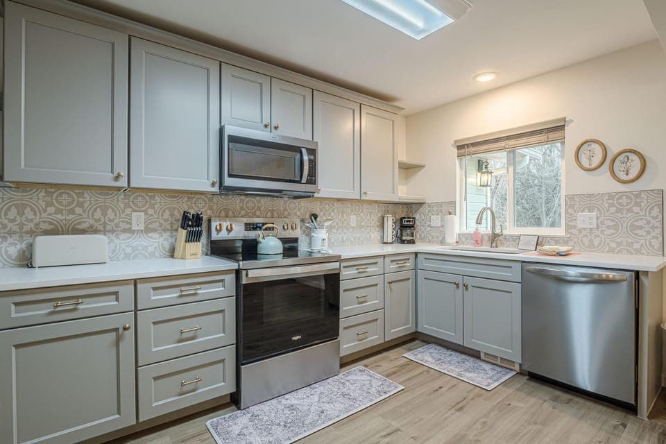 From quick breakfasts to gourmet dinners, this kitchen has it all.